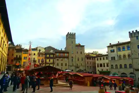 Arezzo: Guided Walking Tour with Piazza Grande
