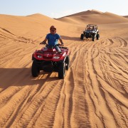 ドバイ：イブニング 砂漠ツアー（4輪バギー走行とBBQディナー付き）
