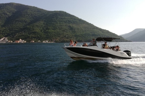 Kotor: excursion en bateau rapide vers la grotte bleue et la plageKotor: excursion d'une journée en hors-bord vers la grotte bleue et la plage de Žanjic