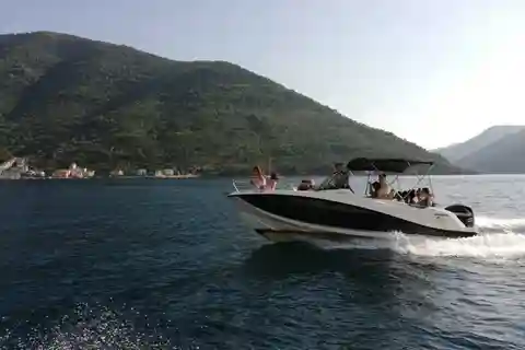 Kotor : Grotte bleue, excursion en bateau à moteur sur la plage de Žanjic