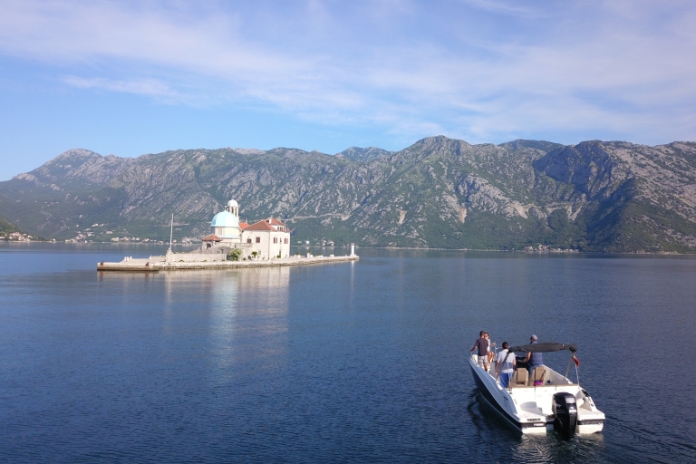 Kotor: Wycieczka łodzią motorową do Błękitnej Jaskini i plażyKotor: jednodniowa wycieczka łodzią motorową do Błękitnej Jaskini i plaży Žanjic