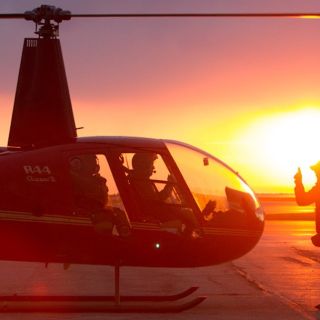 Toronto: Private Twilight Helicopter Tour with Wine