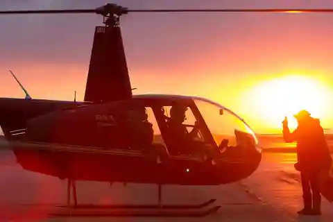 Toronto: Privater Helikopterflug in der Dämmerung mit Wein