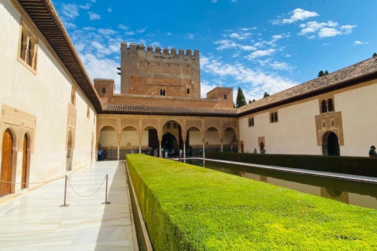 Ab Malaga: Tagesausflug nach Granada mit Führung durch die Alhambra