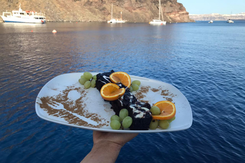 Santorini: Cruzeiro de catamarã com refeição e open barCruzeiro noturno com refeição, bebidas e vista do pôr do sol