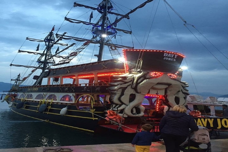 Marmaris: Piratenbootsfahrt mit Mittagessen, Schaumparty und Stopps