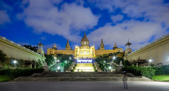 Barcelona: Private Night Tour with a Local