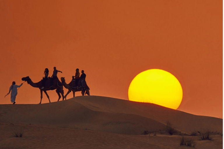 Wüstensafari bei Sonnenuntergang mit Kamelritt und Sandboarding