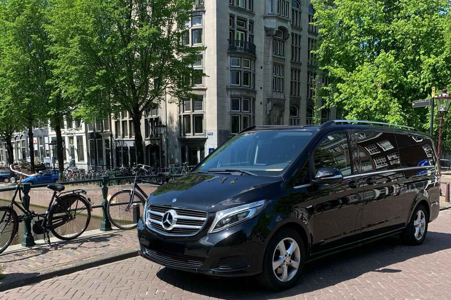 Amsterdam: Private Transfer to/from Bruges