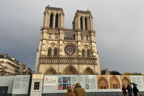 Paris : Visite guidée extérieure de Notre Dame avec entrée dans la crypte