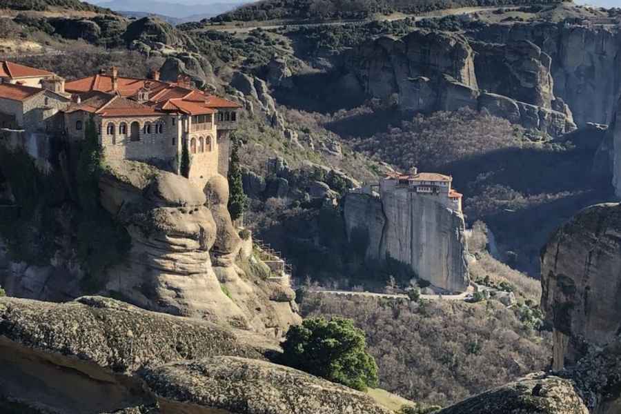 Von Athen aus: Meteora 2-Tages-Trip mit dem Zug und einem lokalen Guide