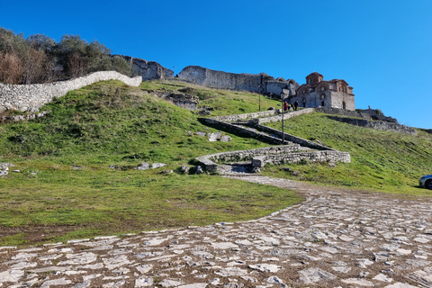 Depuis Tirana : Excursion d'une journée à BeratAu départ de Tirana : Visite guidée des lacs de Berat et de Belshi