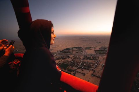 Dubai: Varmluftsballongtur med kamelridning och frukost