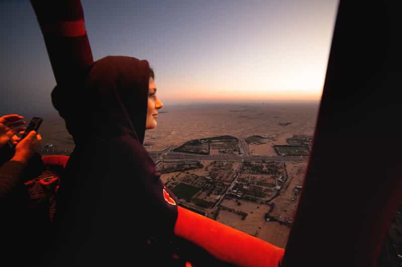 Dubai: Hot Air Balloon Tour with Camel Ride and Breakfast