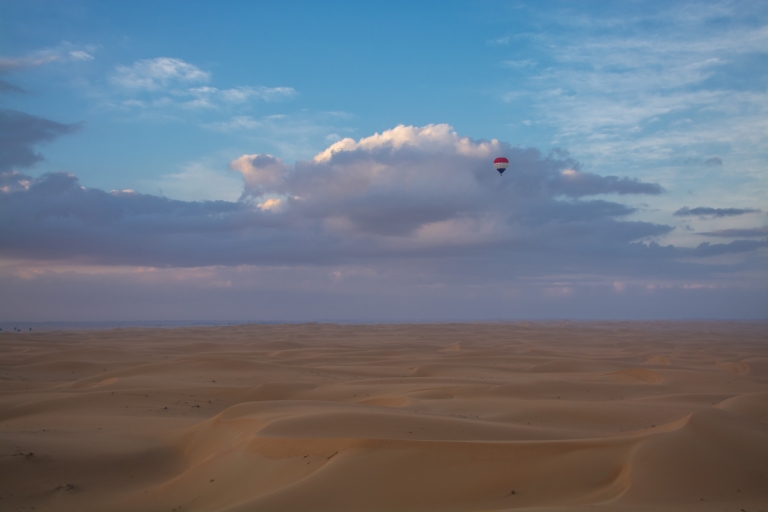 Dubái: tour en globo aerostático con paseo en camello y desayuno