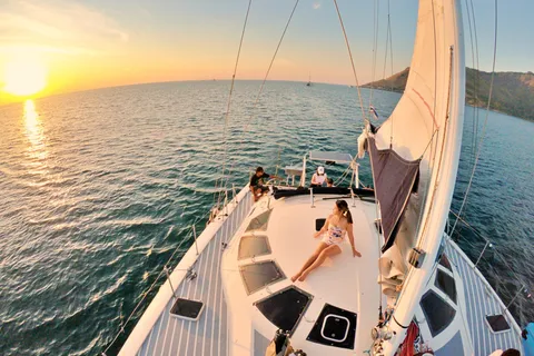 Phuket: Coral Island Catamaran Cruise with Sunset Dinner