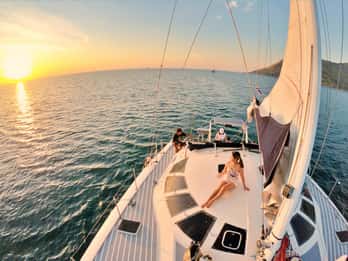 Phuket: Coral Island Catamaran Cruise with Sunset Dinner