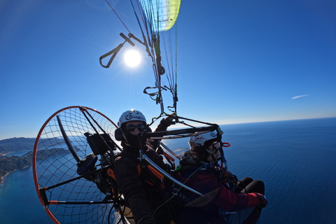 Da Parelia: Volo in paramotore sulla costa di CorfùVolo in paramotore sulla costa occidentale di Corfù