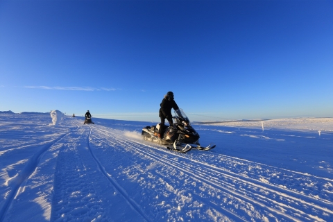 Levi: excursion en motoneige au village de neige