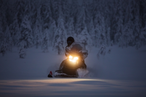 Levi: tour en moto de nieve a Snow Village