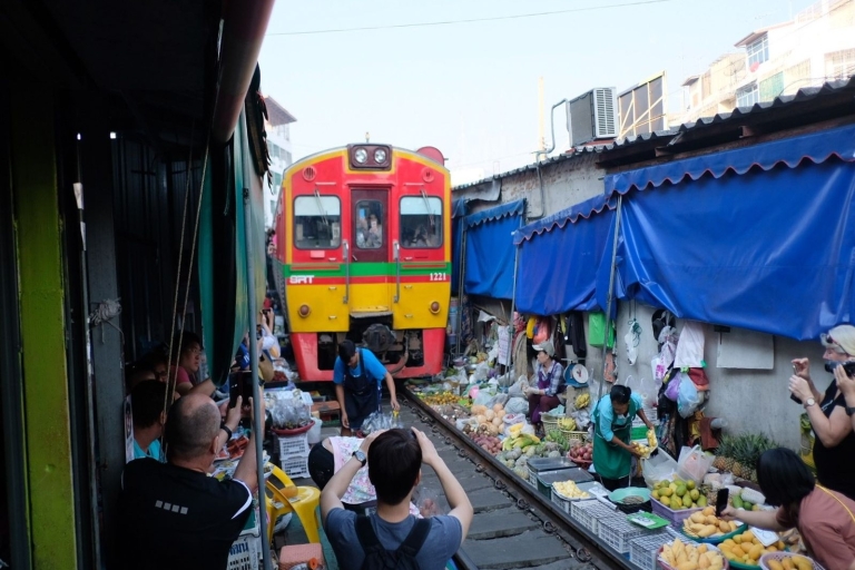 Bangkok: Prywatna wycieczka po targu kolejowym i pływającym targuBangkok: Wycieczka w małej grupie na targ kolejowy i pływający targ