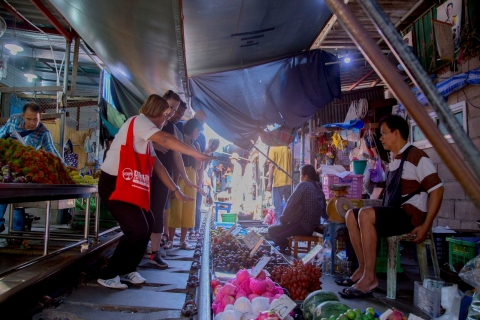 Bangkok: Prywatna wycieczka po targu kolejowym i pływającym targuBangkok: Wycieczka w małej grupie na targ kolejowy i pływający targ