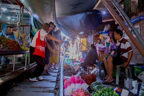 Bangkok: Prywatna wycieczka po targu kolejowym i pływającym targuBangkok: Wycieczka w małej grupie na targ kolejowy i pływający targ