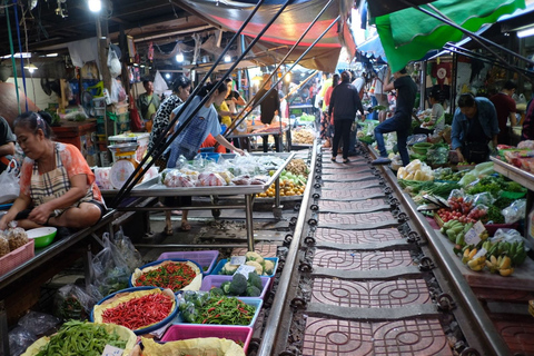 Bangkok: Prywatna wycieczka po targu kolejowym i pływającym targuBangkok: Wycieczka w małej grupie na targ kolejowy i pływający targ