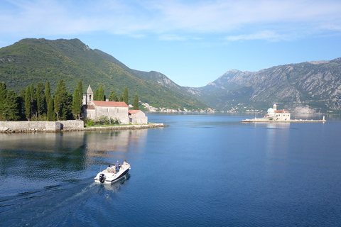 Kotor: Crociera in barca con bagno nella Grotta Azzurra e base sottomarinaCattaro: Grotta Azzurra, Base Sottomarina, Signora della Roccia e Bevande