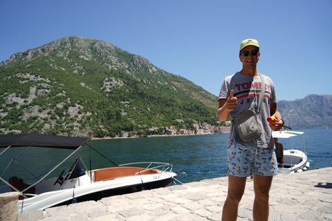 Kotor: Båtkryssning med simning i blå grottor och ubåtsbasKotor: Kotor: Blå grotta, ubåtsbas, klippans dam &amp; drycker