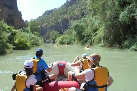 Calasparra: Almadenes Rafting Dagtrip & Bezoek Twee Grotten