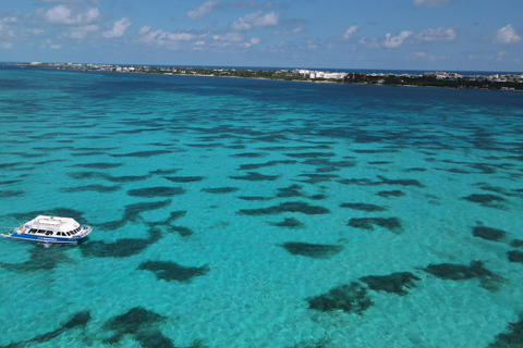 Cancun: Isla Mujeres Katamaran Tour med Open Bar of Drinks