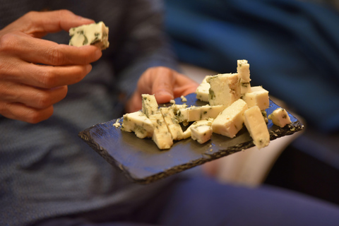 Laboratorio di degustazione di formaggi e vini con un casaro locale