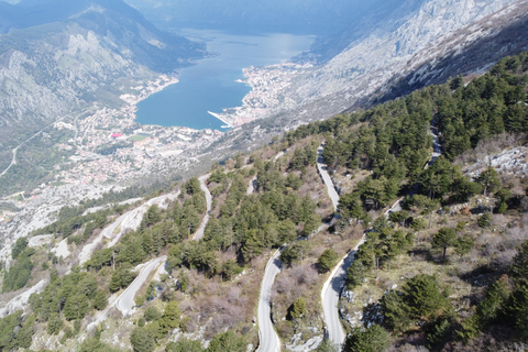 De Kotor: excursão privada ao Parque Nacional Lovćen e BudvaKotor: Parque Nacional Lovćen, Budva Old Town e Cetinje Tour