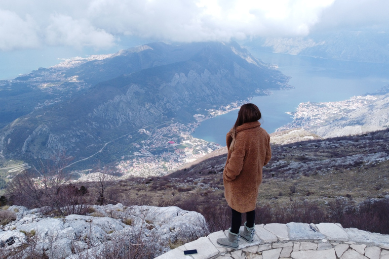 De Kotor: excursão privada ao Parque Nacional Lovćen e BudvaKotor: Parque Nacional Lovćen, Budva Old Town e Cetinje Tour