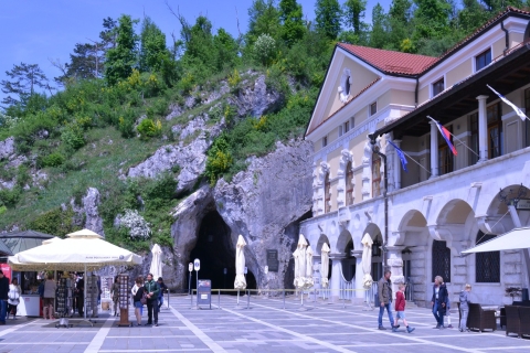 Van Ljubljana: rondleiding door de grot van Postojna en het kasteel van Predjama