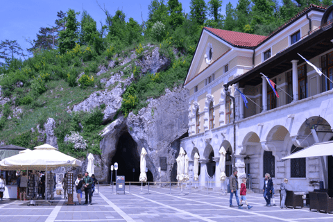 Desde Liubliana: visita guiada a la cueva de Postojna y al castillo de Predjama