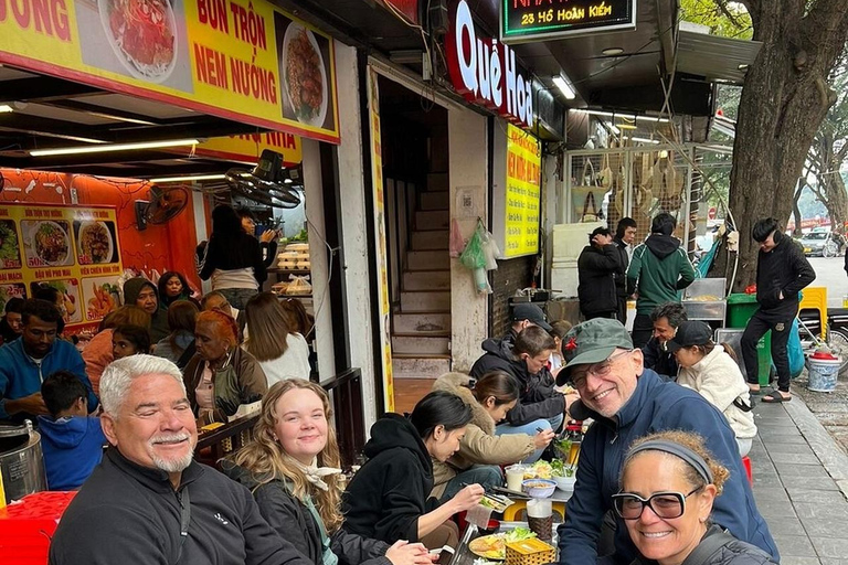 Hanoi: Comida callejera y tour a pie en grupo reducido