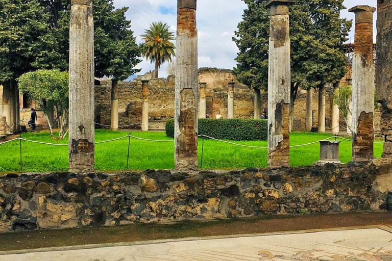 Nápoles: autobús lanzadera a PompeyaTraslado en autobús a Pompeya: salida a las 9:20 a. m.