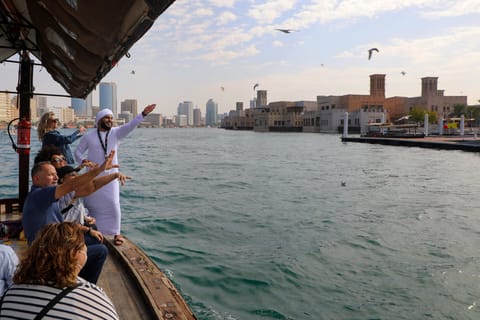 Dubai: Dubai: Opastettu kävelykierros Creekissä, Soukissa ja katuruokien äärellä.