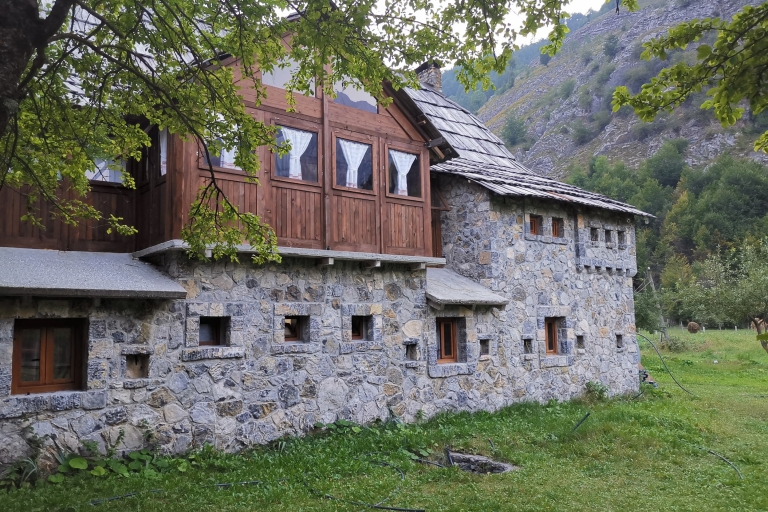 Albanie : 6 jours d'expérience dans les hautes terresHébergement en chambre double/lits jumeaux