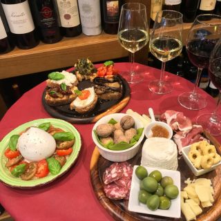 Naples: Wine and food Tasting in an historical winery