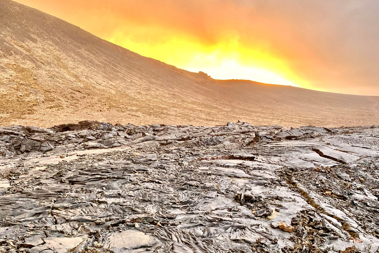 Reykjavík: Volcano Eruption Site Hike and Geothermal Tour Tour with Pickup from Selected Locations