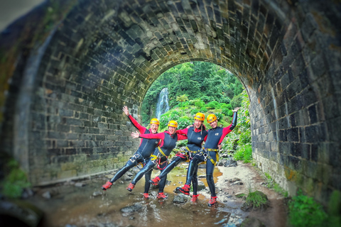 Experiência de canyoning e passeio às Furnas (Açores - São Miguel)Ponta Delgada: Passeio Parque Natural da Ribeira dos Caldeirões