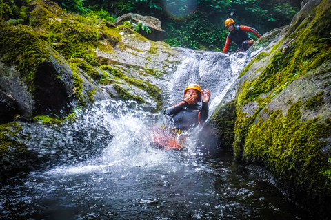 Experiência de canyoning e passeio às Furnas (Açores - São Miguel)Ponta Delgada: Passeio Parque Natural da Ribeira dos Caldeirões