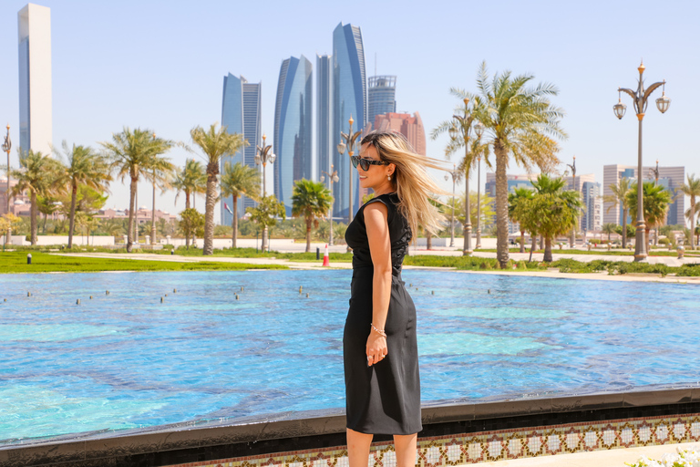 From Dubai: Abu Dhabi Tour Royal Palace & Etihad Towers Shared Group Tour in Spanish