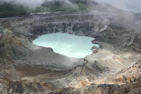 Cratere attivo del vulcano Poas, cascata la Paz e birdwatching