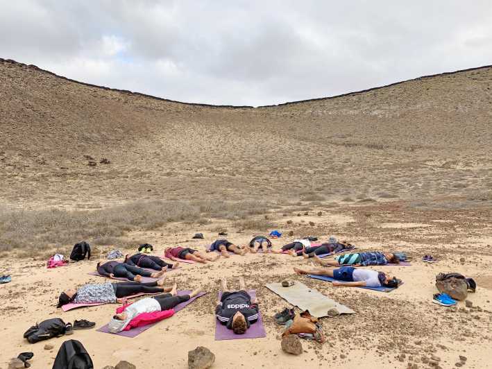 sesión de yoga volcánica con vistas mar | GetYourGuide