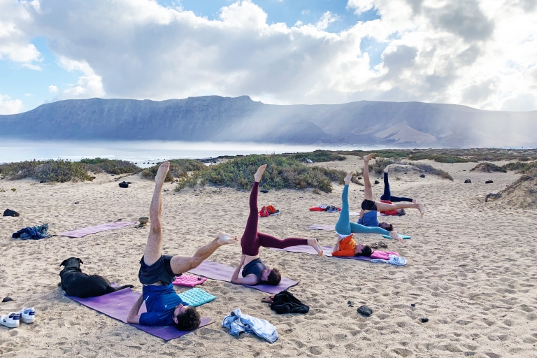 Lanzarote : séance de yoga volcanique avec vue sur l'océan
