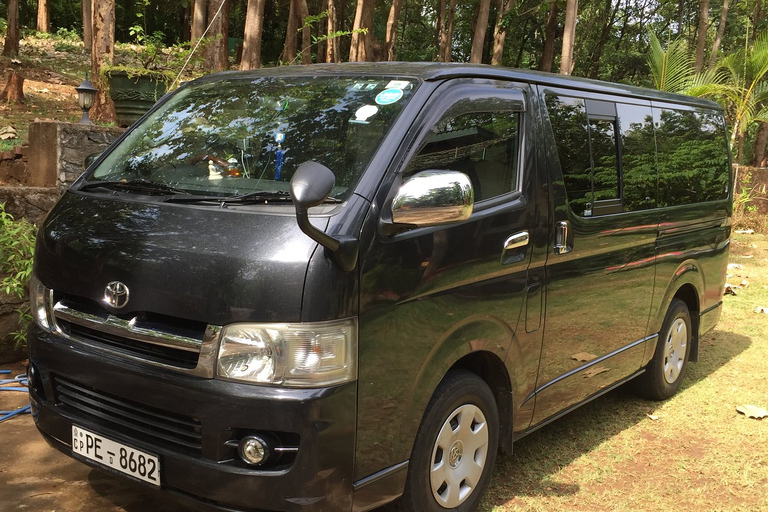 Von Galle aus: Privater Transfer nach/von Kandy mit dem VanEinfacher Privattransfer von Galle nach Kandy